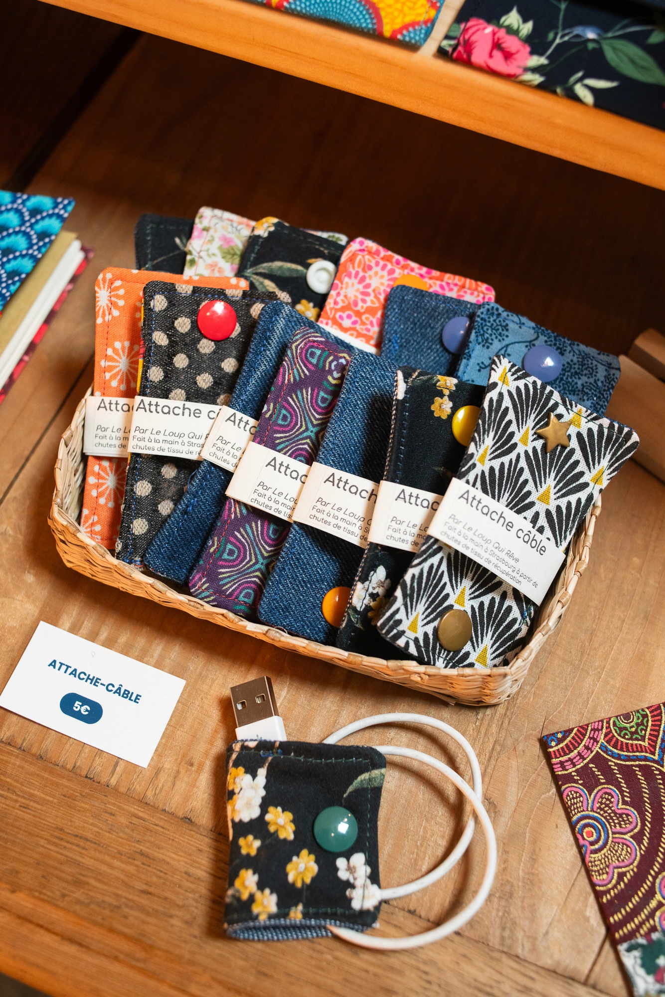 Accessoire textile upcyclé créé par Le Loup Qui Rêve pour attacher un cable en rond