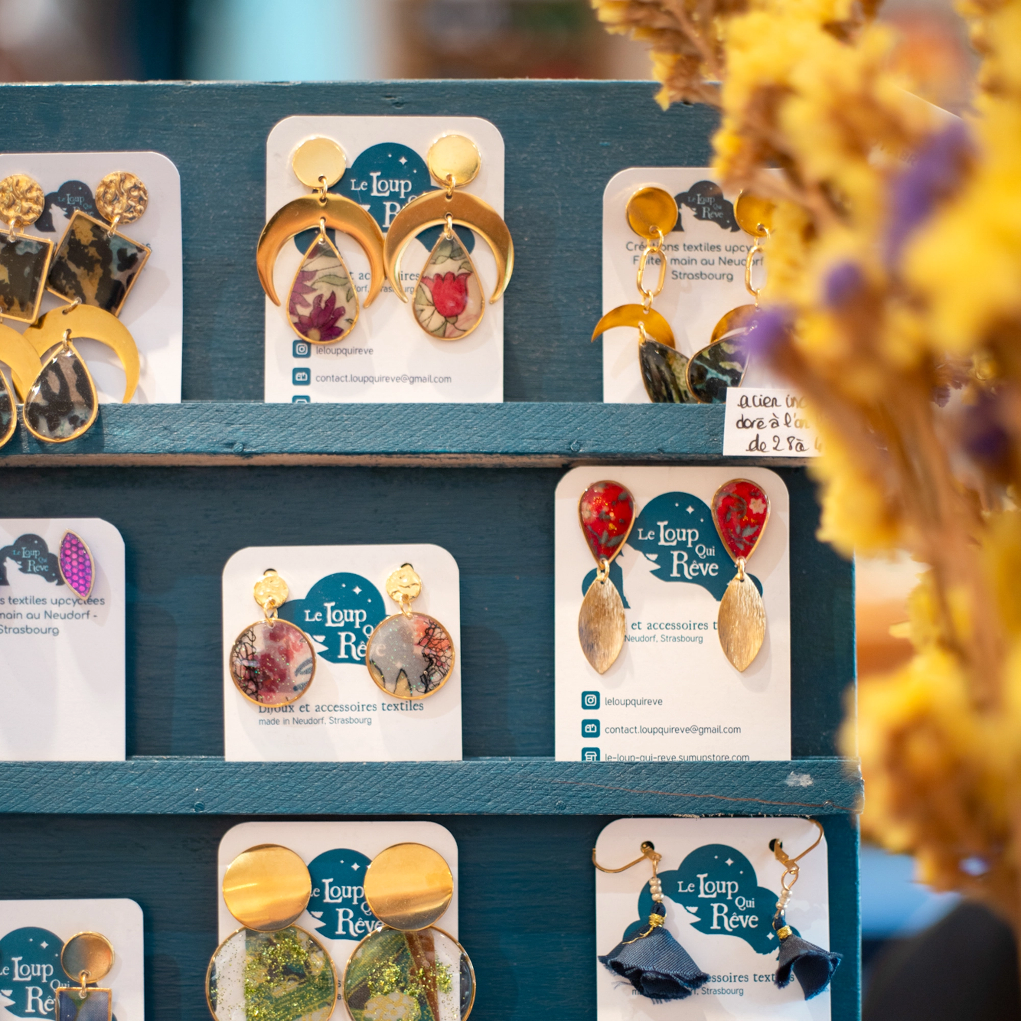 Bijoux colorés et upcyclés créés par Le Loup Qui Rêve