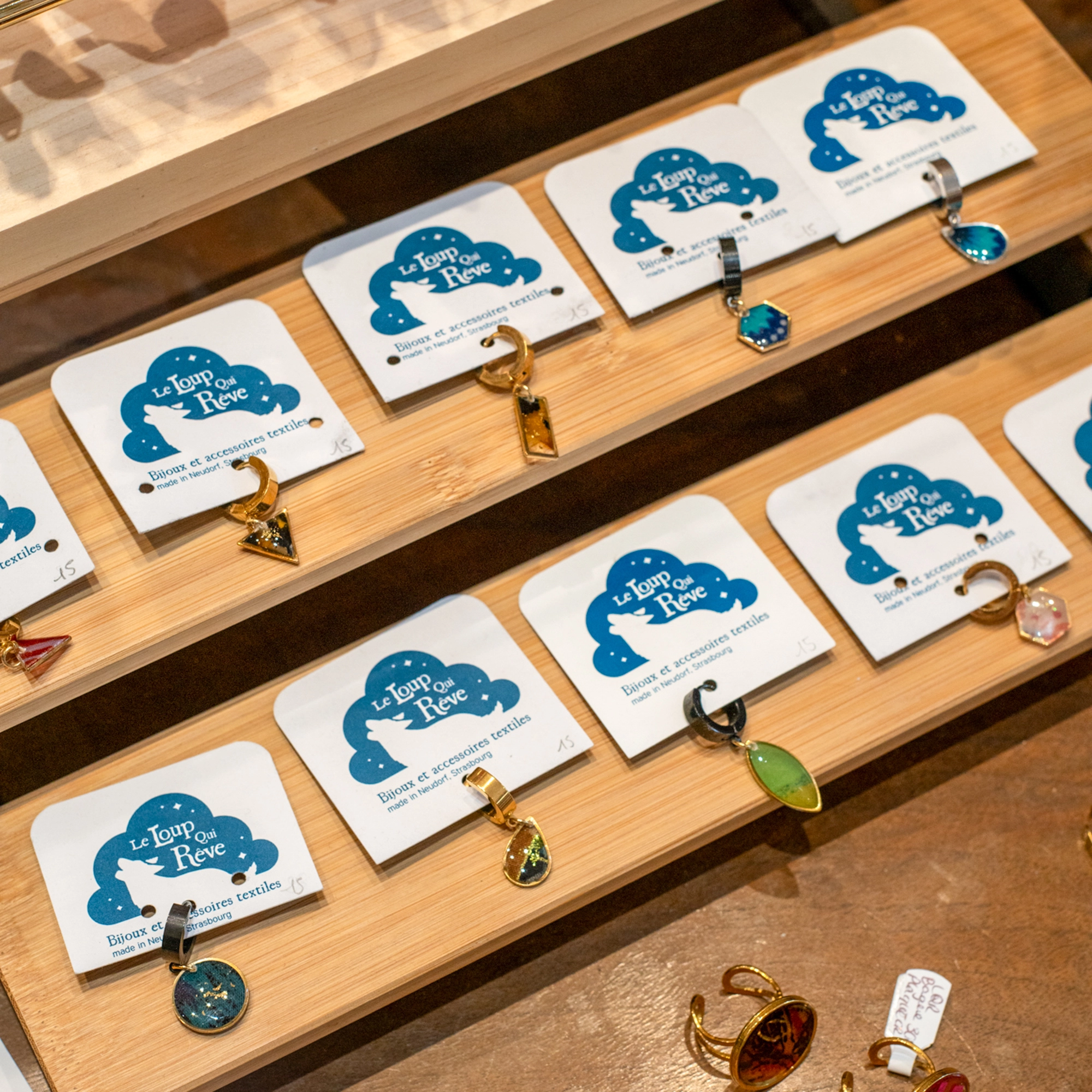 Bijoux colorés et upcyclés avec des chutes de tissus créés par Le Loup Qui Rêve