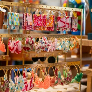 Bijoux colorés et upcyclés avec du tissus créés par Le Loup Qui Rêve