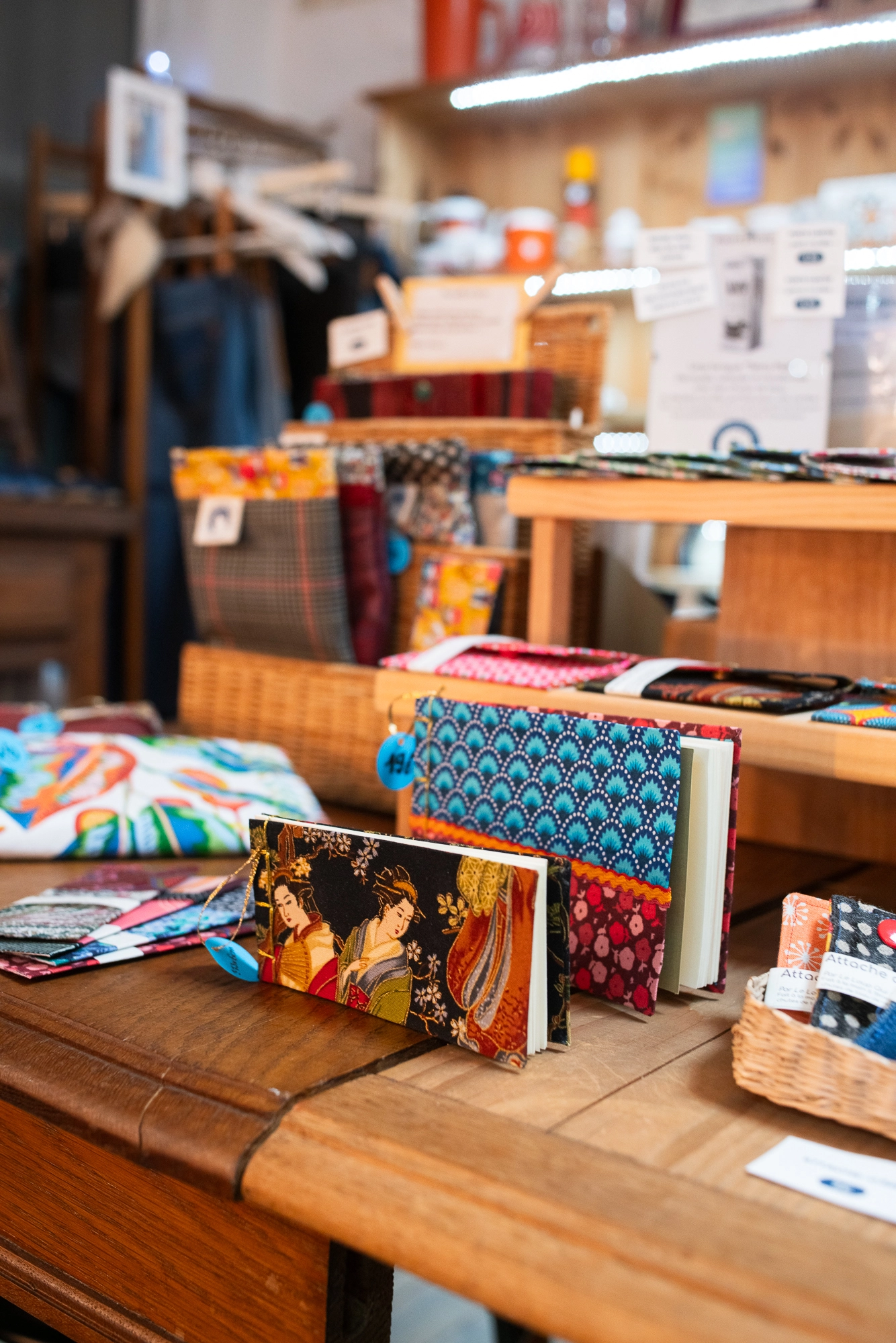 Carnet upcyclé relié à la main avec une couverture en tissus par Le Loup Qui Rêve