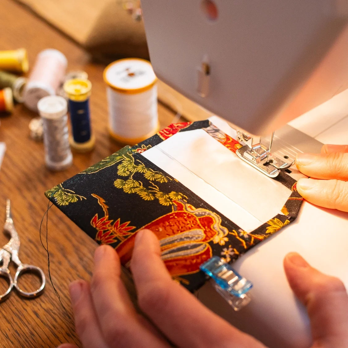 Couture à la machine à coudre d'un porte-monnaie en tetrapak par Mélina du Loup qui rêve