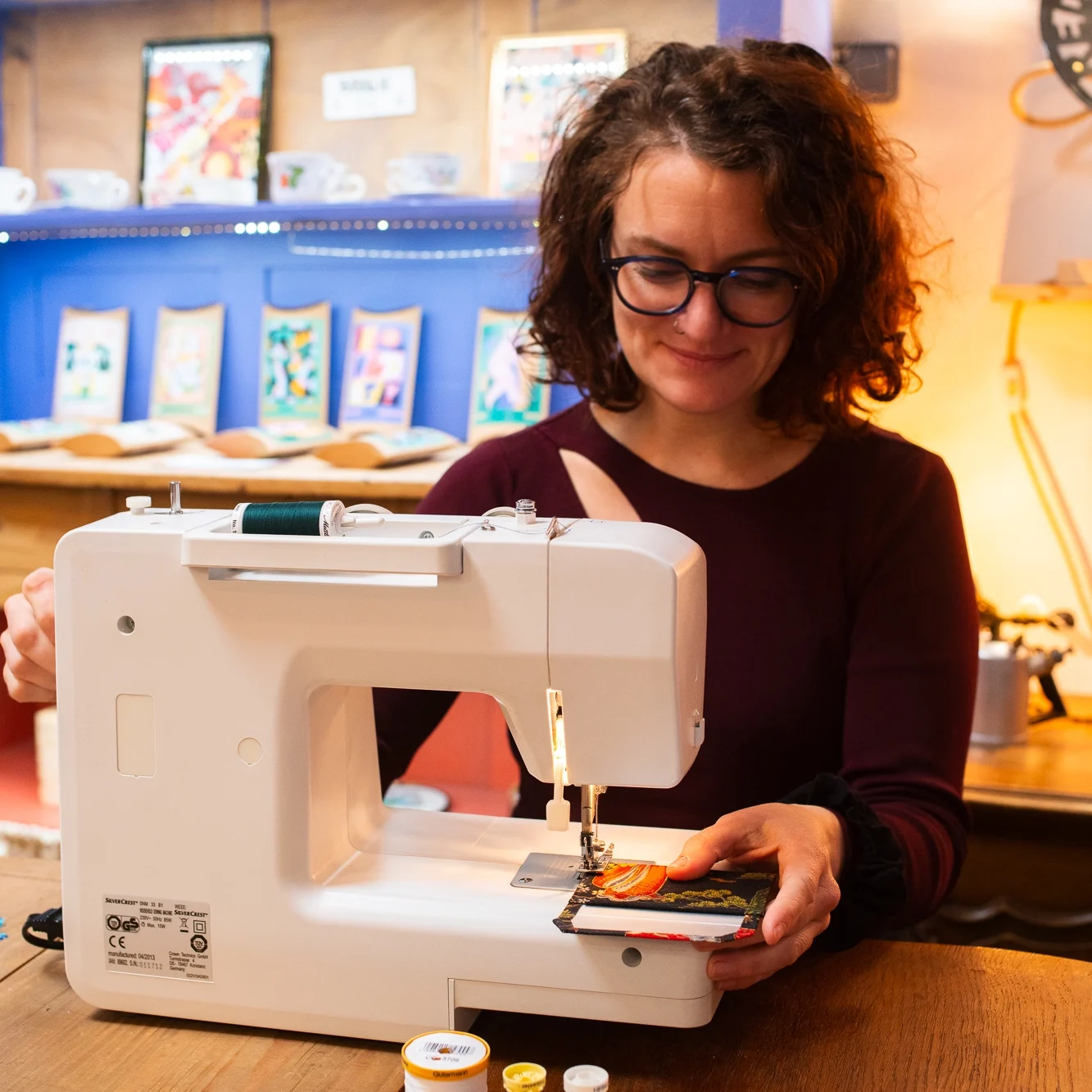 Mélina qui coud un porte monnaie upcyclé à partir de briques tetrapak