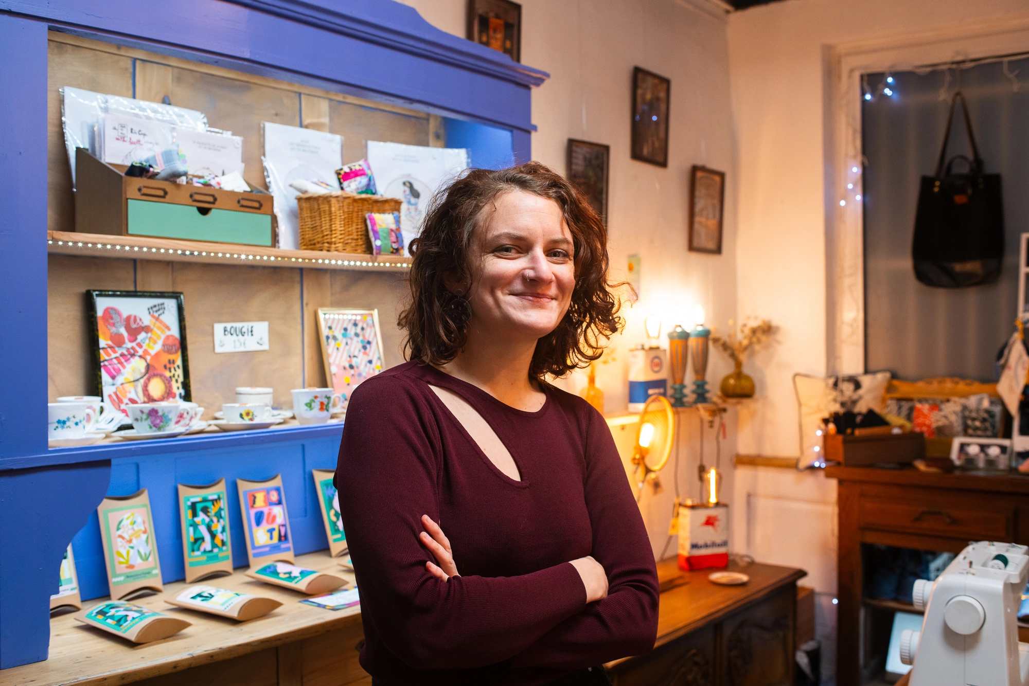 Portrait de Mélina dans la boutique Berthel, la créatrice du loup qui rêve
